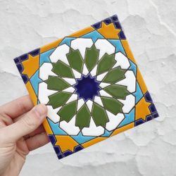 Azulejo 15 cm. esmaltado con estrella andalusí policromada.