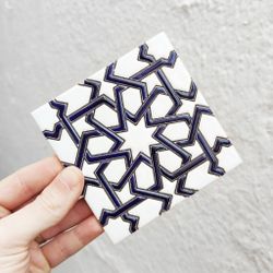 Azulejo 11 cm esmaltado con estrella califal blanca y azul