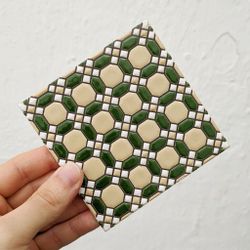 Azulejo 11 cm esmaltado con celosía geométrica verde