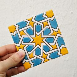 Azulejo 11 cm esmaltado con estrella geométrica azul y mostaza