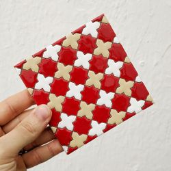 Azulejo 11 cm esmaltado con mosaico de cruces rojo