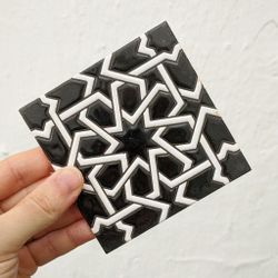 Azulejo 11 cm esmaltado con estrella geométrica negra