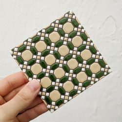 Azulejo 11 cm esmaltado con celosía geométrica verde