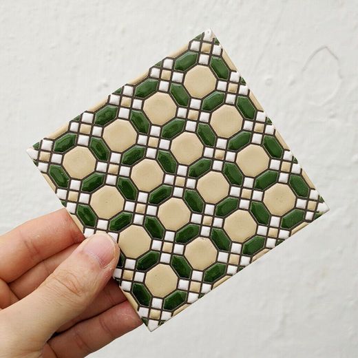 Azulejo 11 cm esmaltado con celosía geométrica verde