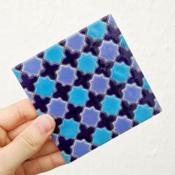 Azulejo 11 cm esmaltado con mosaico de cruces azules