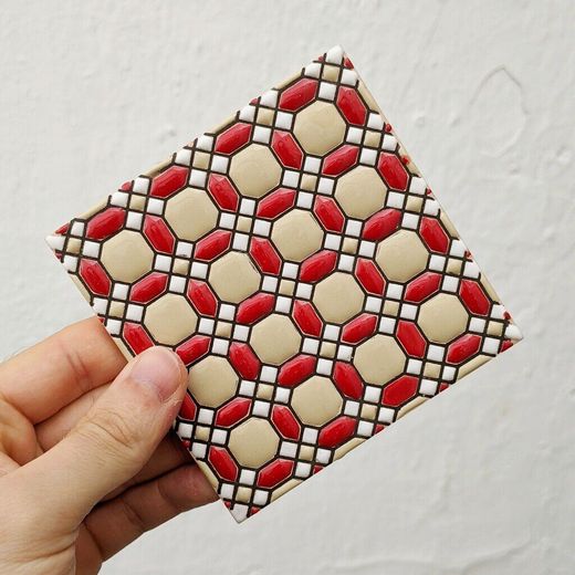 Azulejo 11 cm esmaltado con mosaico geométrico rojo