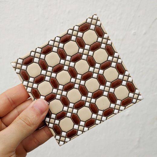 Azulejo 11 cm esmaltado con mosaico geométrico marrón