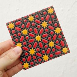 Azulejo 11 cm esmaltado con estrellas florales rojas