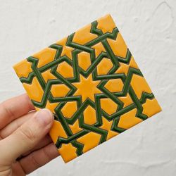 Azulejo 11 cm esmaltado con estrella nazarí amarilla y verde
