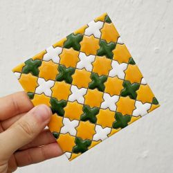 Azulejo 11 cm esmaltado con mosaico de cruces verde y mostaza