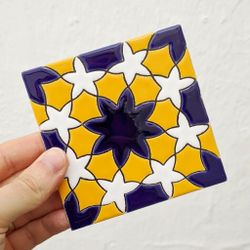 Azulejo 11 cm esmaltado con flor nazarí azul y amarilla