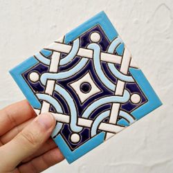 Azulejo 11 cm esmaltado con lazo geométrico azul