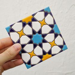 Azulejo 11 cm esmaltado con mosaico estrellado azul y amarillo
