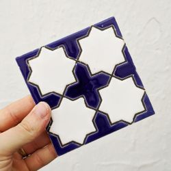 Azulejo 11 cm esmaltado con estrellas blancas sobre fondo azul