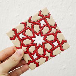 Azulejo 11 cm esmaltado con lacería califal roja