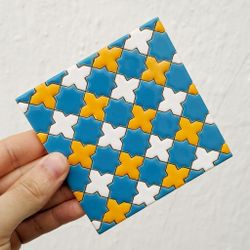 Azulejo 11 cm esmaltado con mosaico de cruces azul y mostaza