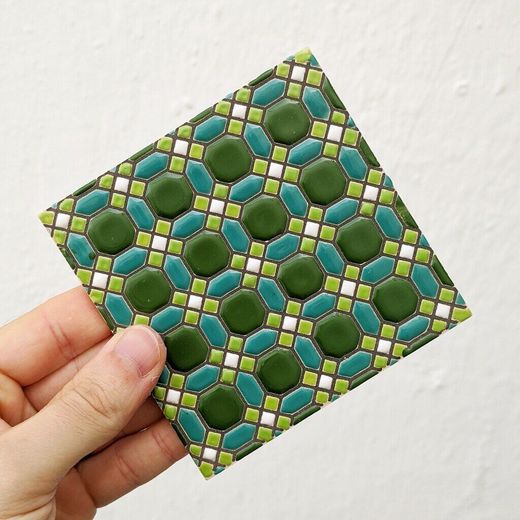 Azulejo 11 cm esmaltado con mosaico geométrico verde