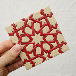Azulejo 11 cm esmaltado con lacería califal roja