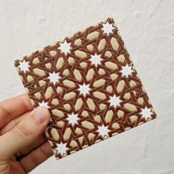 Azulejo 11 cm esmaltado con lacería mudéjar marrón