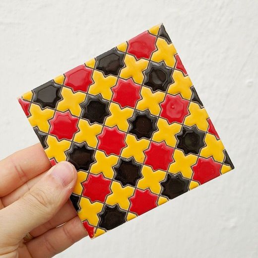 Azulejo 11 cm esmaltado con mosaico de cruces policromado