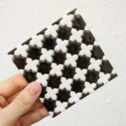 Azulejo 11 cm esmaltado con mosaico de cruces blanco y negro