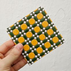 Azulejo 11 cm esmaltado con mosaico geométrico verde y mostaza