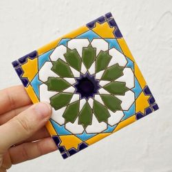 Azulejo 11 cm esmaltado con rosetón floral verde