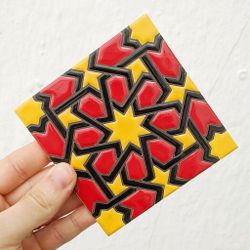 Azulejo 11 cm esmaltado con estrella mudéjar roja y amarilla