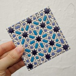 Azulejo 11 cm esmaltado con lacería estrellada azul