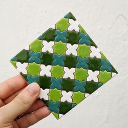Azulejo 11 cm esmaltado con mosaico de cruces verdes