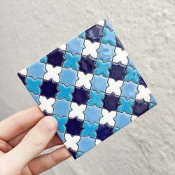 Azulejo 11 cm esmaltado con mosaico de cruces azules