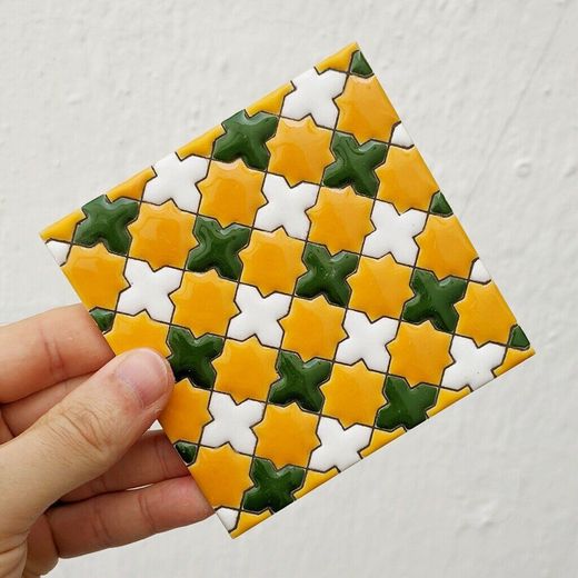 Azulejo 11 cm esmaltado con mosaico de cruces verde y mostaza