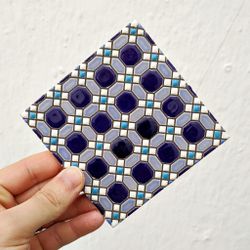 Azulejo 11 cm esmaltado con mosaico geométrico azul cobalto