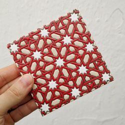 Azulejo 11 cm esmaltado con lacería mudéjar roja