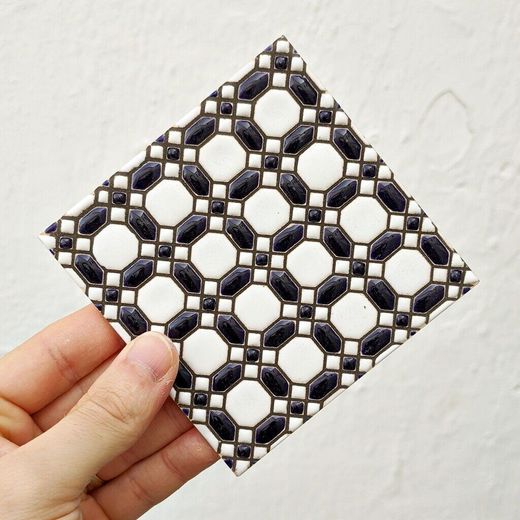 Azulejo 11 cm esmaltado con celosía geométrica negra