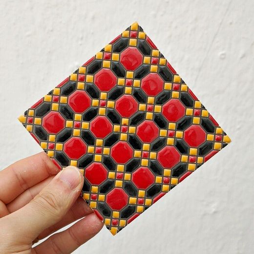 Azulejo 11 cm esmaltado con mosaico floral rojo