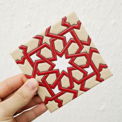 Azulejo 11 cm esmaltado con lacería califal roja
