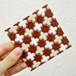 Azulejo 11 cm esmaltado con mosaico de cruces marrón