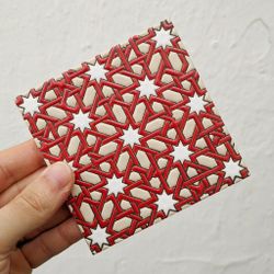Azulejo 11 cm esmaltado con lacería mudéjar roja