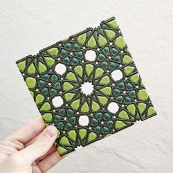 Azulejo 15 cm esmaltado con rosetón vegetal verde