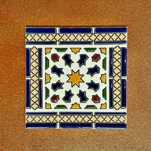 Azulejo 15 cm esmaltado con cenefa mudéjar policromada