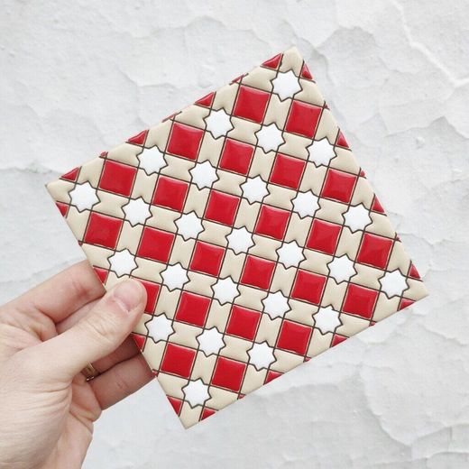 Azulejo 15 cm esmaltado con mosaico de rombos rojos
