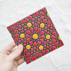 Azulejo 15 cm esmaltado con rosetón floral rojo y amarillo