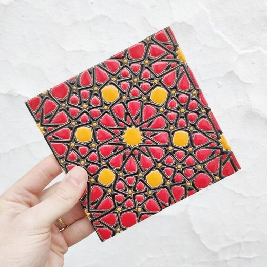 Azulejo 15 cm esmaltado con rosetón floral rojo y amarillo