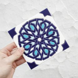 Azulejo 15 cm. esmaltado con estrella andalusí policromada.