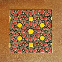 Azulejo 15 cm esmaltado con rosetón floral rojo y amarillo