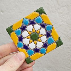 Azulejo 7,5 cm esmaltado con rosetón geométrico en turquesa y miel