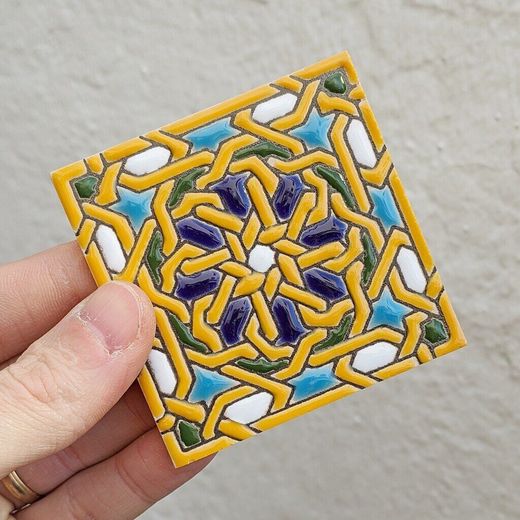 Azulejo 7,5 cm esmaltado con rosetón de lacería dorado