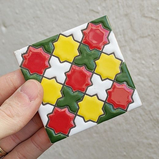 Azulejo 7,5 cm esmaltado con estrellas rojas y amarillas