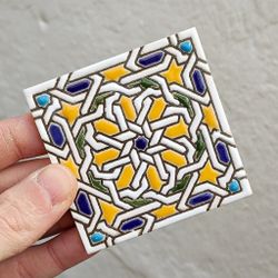 Azulejo 7,5 cm esmaltado con rosetón califal policromado